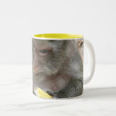 Het is Mine! .. Wild Thai Macaque Monkey Tweekleurige Koffiemok (Voorkant rechts)