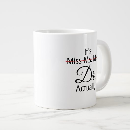 Het is Miss Mrs Dr. Eigenlijk Phd Afstuderen Coffe Grote Koffiekop (Voorkant rechts)