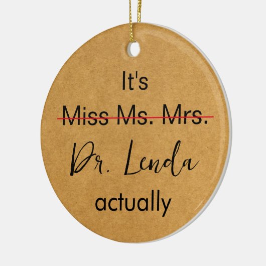 Het is Miss Mrs Dr. Eigenlijk Phd Afstuderen. Keramisch Ornament (Links)