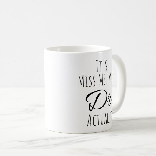 Het is Miss Mrs. Dr. Koffiemok (Voorkant rechts)