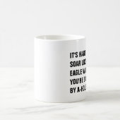 Het is moeilijk om als een adelaar te zonneboren a koffiemok (Center)