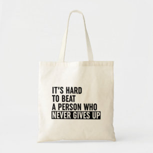 Het is moeilijk om iemand te slaan die nooit opgee tote bag
