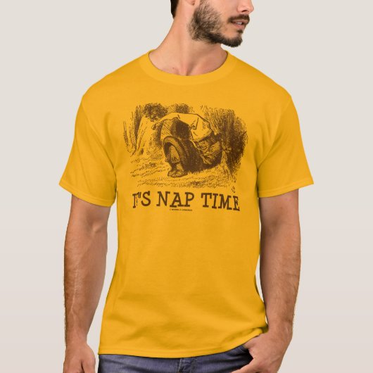 Het is Nap Time Slaping Red King Wonderland T-shirt (Voorkant)