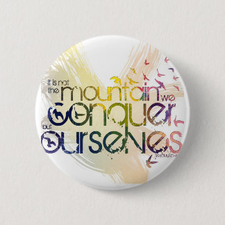 het is niet de berg die wij veroveren , maar onsze ronde button 5,7 cm