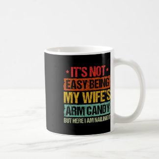 Het is niet makkelijk om de arm van mijn vrouw te koffiemok