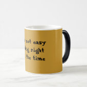 Het is niet makkelijk om de hele tijd goed te zijn magische mok (Voorkant rechts)