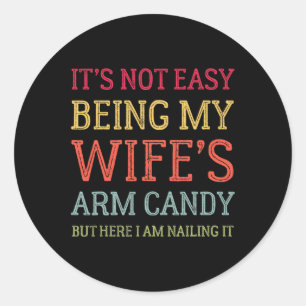 Het is niet makkelijk om mijn vrouw haar arm Snoep Ronde Sticker