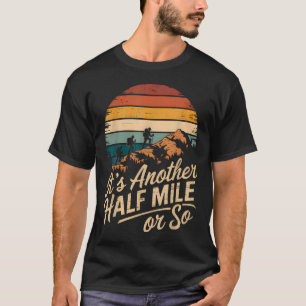 Het Is Nog Een Half Mijl Of Zo Grappig Wandelingen T-shirt