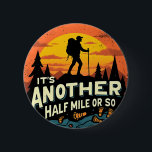 Het is nog een halve mijl of zo berg wandelen cade ronde button 5,7 cm<br><div class="desc">Koel wandelontwerp met bergen en Funny Humor Sarcastisch gezegde "It's Another Half Mile Or So" voor wandelaars,  bergbeklimmer,  outdoor liefhebber,  kamperen en wandelen en het verkennen van de natuur.</div>
