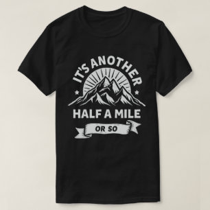 Het is nog een halve mijl of zo berg wandelen cade t-shirt