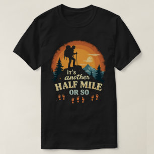 Het is nog een halve mijl of zo berg wandelen cade t-shirt