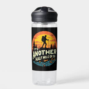 Het is nog een halve mijl of zo berg wandelen cade waterfles