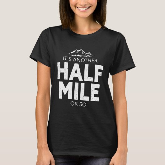 Het is nog een halve mijl of zo bergwandelen t-shirt (Voorkant)
