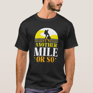 Het is nog een mijl of zo Humor Wandelen Halve mij T-shirt