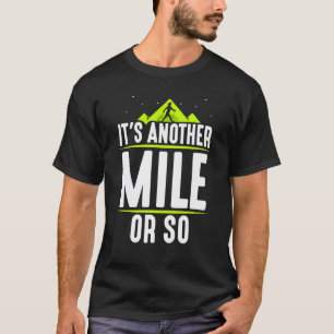Het is nog een mijl of zo Humor Wandelen Halve mij T-shirt