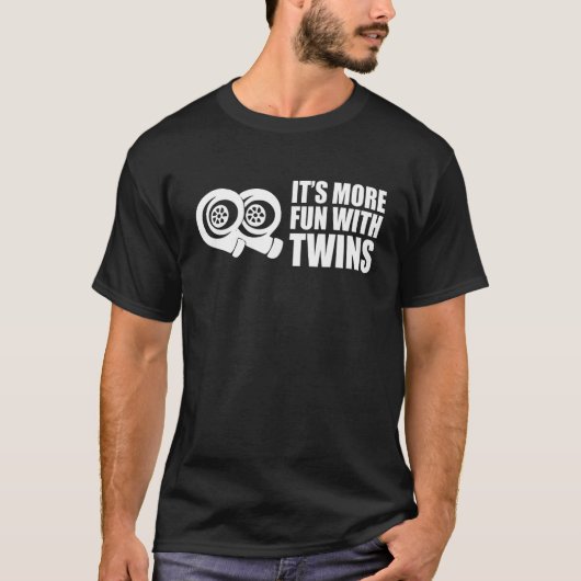 Het is nog leuker met een tweeling-wagen turbo t-shirt (Voorkant)