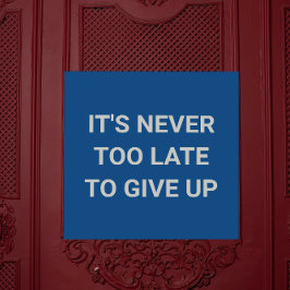 Het is nooit te laat om op te geven - blauw sassy poster