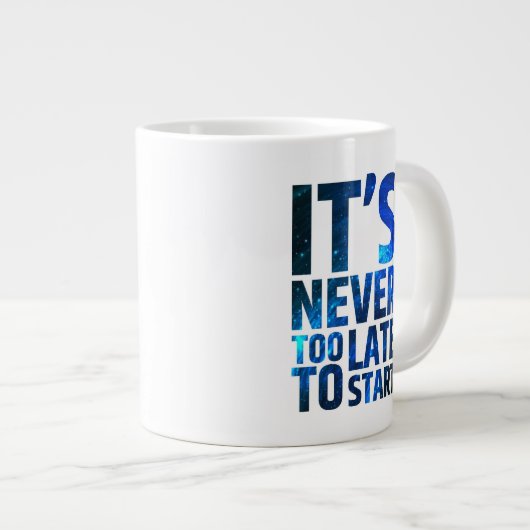 Het is nooit te laat om te beginnen grote koffiekop (Voorkant rechts)