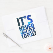 Het is nooit te laat om te beginnen vierkante sticker (Envelop)