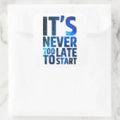 Het is nooit te laat om te beginnen vierkante sticker (Tas)
