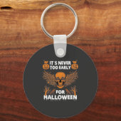Het is nooit te vroeg Halloween Schedel Wingerd Wi Sleutelhanger (Voorkant)