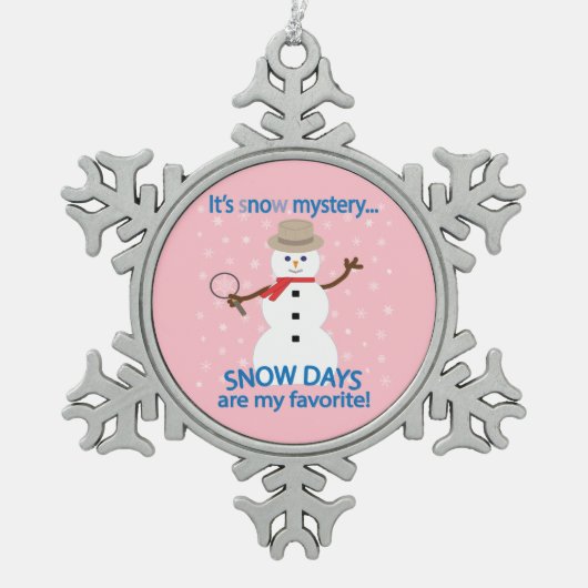 Het is NOw Mystery Detective Snowman Pink Tin Sneeuwvlok Ornament (Voorkant)