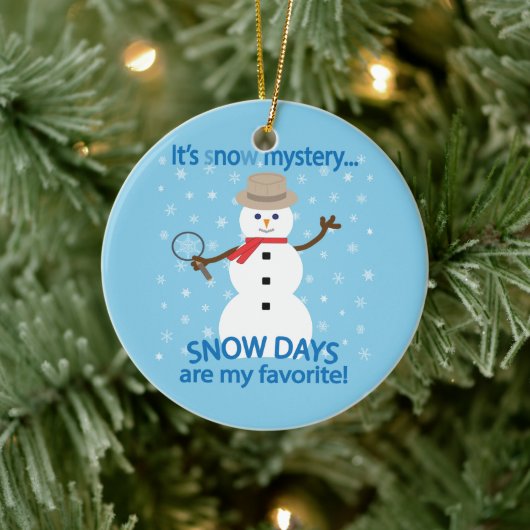 Het is NU Mystery Detective Snowman Blue Keramisch Ornament (Boom)