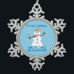 Het is NU Mystery Detective Snowman Blue Tin Sneeuwvlok Ornament<br><div class="desc">Sneeuwdag!! Er zijn speciale herinneringen aan het luisteren naar de radio op een winterse storm dag in de hoop ons schoolsysteem te horen tussen de lijst van sluitingen. Toen het eindelijk werd aangekondigd, klonk er een vrolijk gejuich door het huis terwijl we allemaal naar bed gingen om van een onverwachte...</div>
