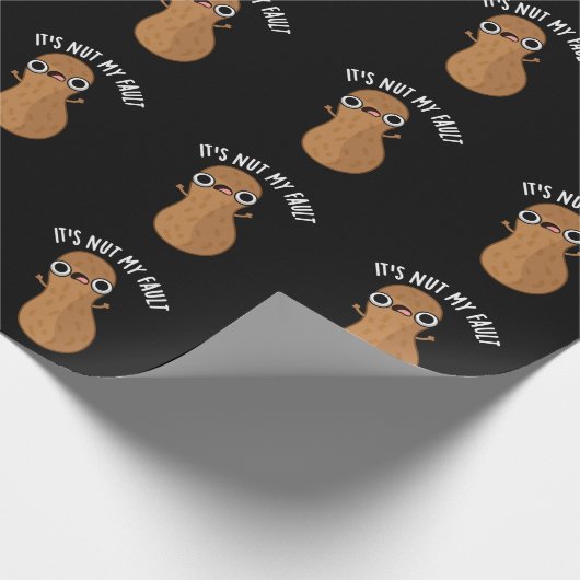 Het is Nut My Fault Funny Peanut Pun Dark BG Cadeaupapier (Hoek)