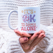 Het is OK om alleen te dansen Grappige Single Self Koffiemok