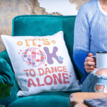 Het is OK om alleen te dansen Grappige Single Self Kussen<br><div class="desc">It's OK To Dance Alone Funny Single Self Love Sierkussen bevat de typografie "It's OK to dance alone",  geaccentueerd met een discobal,  liefdesharten,  sterren en groovy flower. Ontworpen door Evco Studio www.zazzle.com/store/evcostudio</div>
