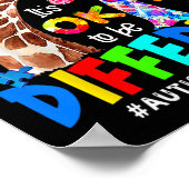Het is OK om anders te zijn Giraffe Autisme Bewust Poster (Hoek)