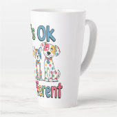 Het is ok om anders te zijn latte mok (Rechterhoek)