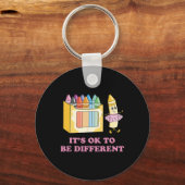 Het is OK om verschillende kleurpotloden te zijn A Sleutelhanger (Voorkant)