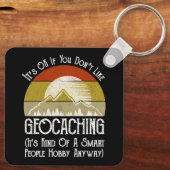 Het is oké als je niet van geocaching houdt sleutelhanger (Achterkant)
