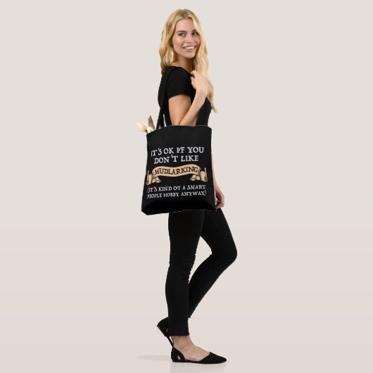 Het is oké als je niet van mudlarking houdt tote bag (Op model)