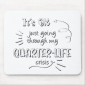 Het is oké dat ik door mijn kwart levenscrisis ga muismat (Voorkant)