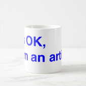 Het is oké, ik ben een kunstenaar. koffiemok (Center)