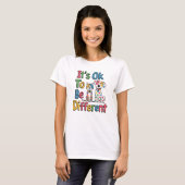 Het is oké om anders te zijn t-shirt (Voorkant volledig)