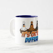 Het is oké om anders te zijn tweekleurige koffiemok (Voorkant links)