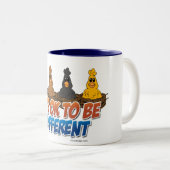 Het is oké om anders te zijn tweekleurige koffiemok (Voorkant rechts)