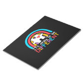 Het is oké om een ander autisme bewustzijn te zijn notitieblok (Schuin)