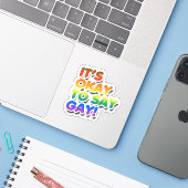 Het is Oké om Gay te Zeggen Sticker (Laptop met iPhone)