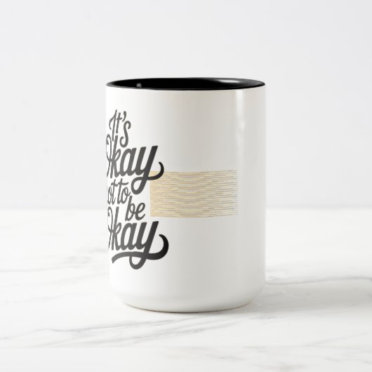 Het is oké om niet oké te zijn tweekleurige koffiemok (Center)