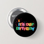 Het is onze Birthday Letters Ronde Button 5,7 Cm (Voorkant /achterkant)