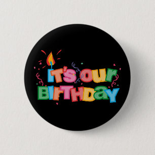 Het is onze Birthday Letters Ronde Button 5,7 Cm