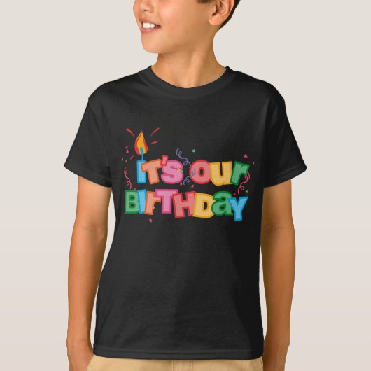 Het is onze Birthday Letters T-shirt (Voorkant)