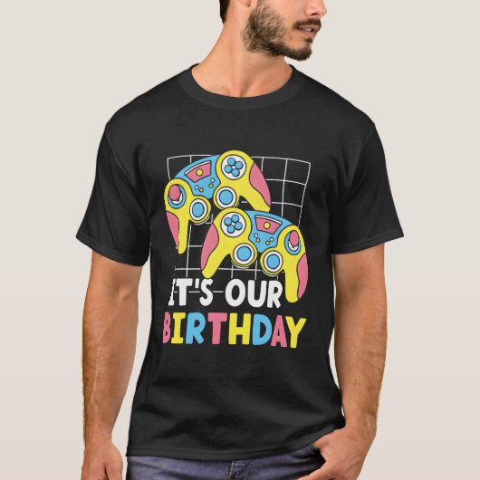 Het is onze tweeling die feest viert t-shirt (Voorkant)