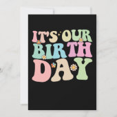 Het is onze verjaardag tweeling Groovy Retro Kaart (Voorkant)