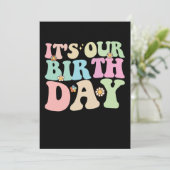 Het is onze verjaardag tweeling Groovy Retro Kaart (Staand voorkant)